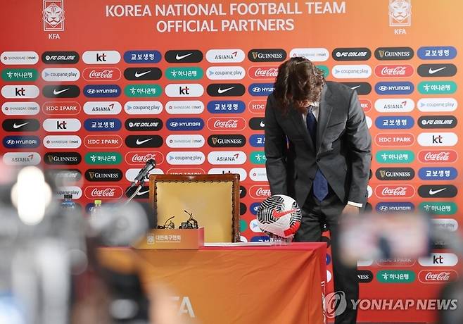 홍명보 한국 축구 국가대표 감독이 29일 오전 서울 종로구 축구회관에서 열린 취임 기자회견에서 고개를 숙이고 있다. [연합뉴스]