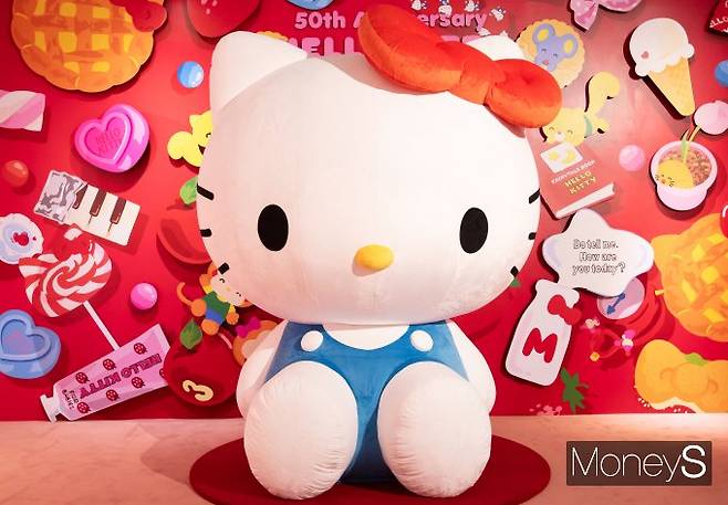 산리오의 태릭터 '헬로키티'(Hello Kitty)의 정체가 고양이가 아닌 사람이라는 사실이 밝혀져 팬들에게 충격을 안기고 있다. 사진은 지난 4월 서울 중구 을지로 동대문디자인플라자(이하 'DDP')에서 '헬로키티 50주년 특별전 - 산리오캐릭터즈와의 여행' 전시회에 마련된 헬로키티 캐릭터. /사진=임한별 기자