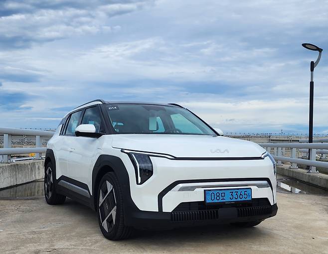 기아 EV3 조수석 쪽 우측 전방 모습. 김성우 기자