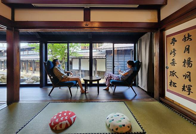 헤리티지 호텔 ‘류곤’에선 인문학(소양)과 웰니스(건강) 모두 챙긴다. 접견실의 대형 의자, 방석 모두 소복소복 눈쌓인 모습을 형상화 한 것이다.