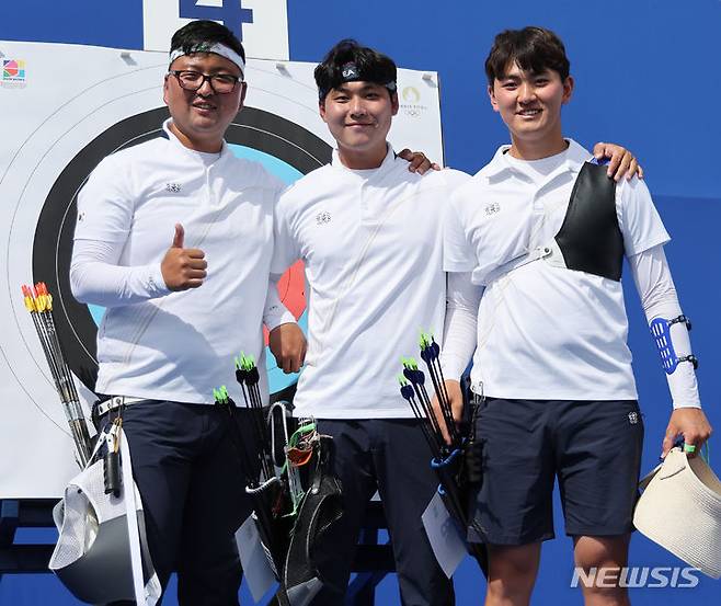 [파리=뉴시스] 김진아 기자 = 2024 파리올림픽 대한민국 양궁대표팀 김우진(왼쪽부터), 이우석, 김제덕이 25일(현지시간) 프랑스 파리 에펠탑 레쟁발리드에서 열린 남자 개인전 랭킹라운드를 마친뒤 포즈를 취하고 있다. 2024.07.26. bluesoda@newsis.com