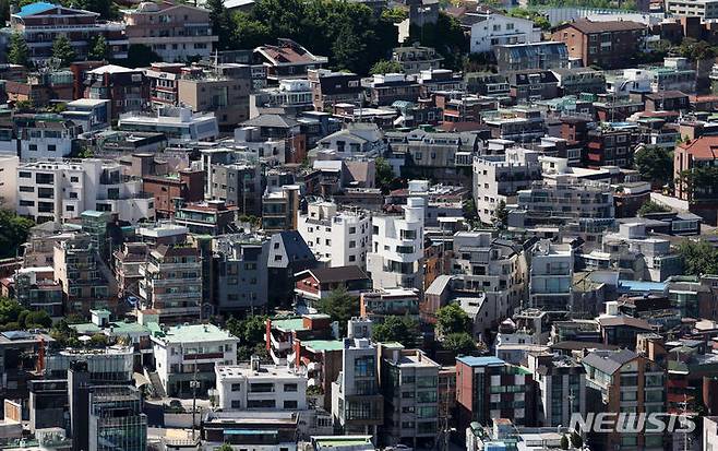 [서울=뉴시스] 홍효식 기자 = 사진은 28일 서울 중구 남산에서 바라본 빌라 밀집 지역 모습. 2024.05.28. yesphoto@newsis.com