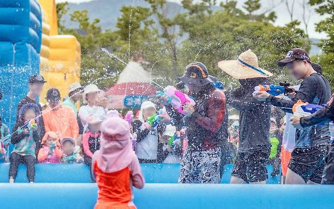 [부산=뉴시스] 렛츠런파크 부산경남은 이달 초 개장한 '렛츠런파크 부산경남 워터 페스티벌'의 물놀이장 운영을 오는 8월 2~11일까지 2주간 금요일을 포함해 주3일(금·토·일요일)로 확대 운영한다고 29일 밝혔다. (사진=렛츠런파크 부산경남 제공) *재판매 및 DB 금지