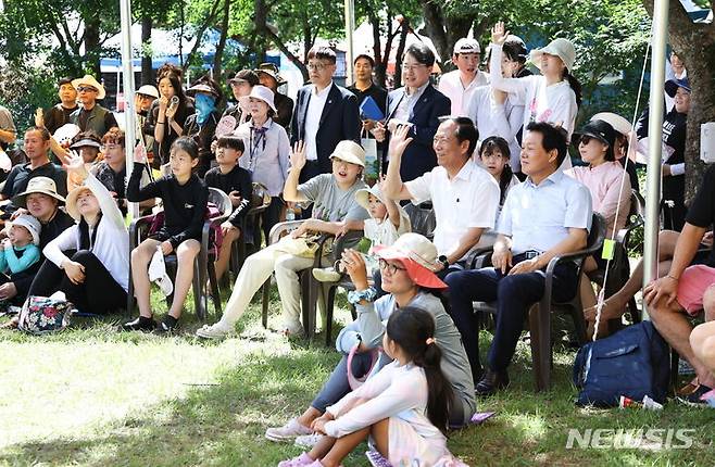 [거창=뉴시스]민선8기 후반기 '경남도민 만남의 날' 추진을 29일 경남 거창군에서 시작한 박완수 도지사가 제34회 거창국제연극제 현장을 찾아 구인모 군수와 연극을 관람하고 있다.(사진=경남도 제공)2024.07.29. photo@newsis.com