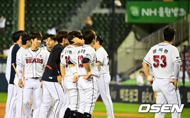 [OSEN=잠실, 지형준 기자]&nbsp;경기를 마치고 두산 선수들이 패배를 아쉬워하고 있다. 2024.07.25 / jpnews@osen.co.kr