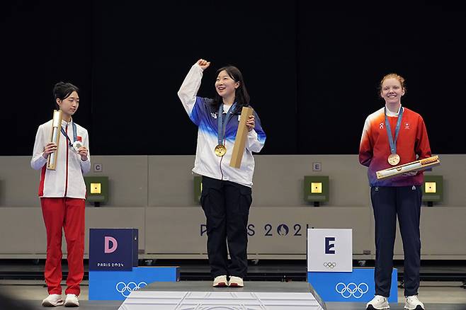 반효진(가운데)이 29일(현지시각) 프랑스 샤토루 슈팅 센터에서 열린 2024 파리올림픽 사격 여자 10m 공기소총 시상식에서 시상대에 올라 응원단에 화답하고 있다. 은메달은 황위팅(중국), 동메달은 오드레 고냐트(스위스)가 차지했다. 샤토루=AP/뉴시스