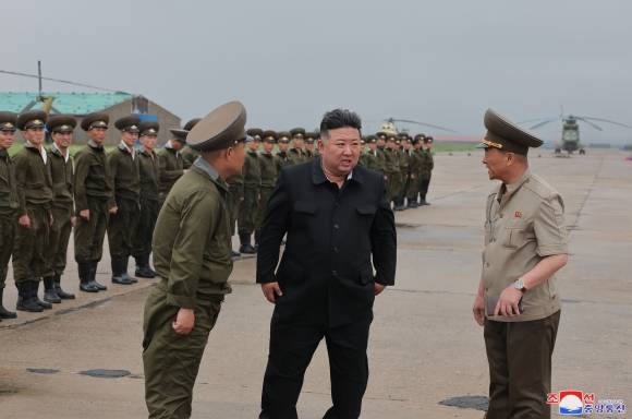 김정은, 신의주·의주군 수해 현장 방문 지휘 - 김정은 북한 국무위원장이 지난 28일 평안북도 신의주시와 의주군의 큰물 피해 현장을 방문했다고 조선중앙통신이 29일 보도했다. 김 위원장은 지난 27일 폭우로 인해 압록강 수위가 위험 수준을 넘어서면서 5000여 명의 주민이 고립된 상황에서 직접 주민 구조 및 대피 작업을 지휘했다. 김 위원장은 4200여 명의 주민을 성공적으로 구조한 공군 비행사들의 노고를 치하하고, 재해복구 및 구제 사업에 총력을 기울일 것을 지시했다. 2024.7.29 조선중앙통신 연합뉴스