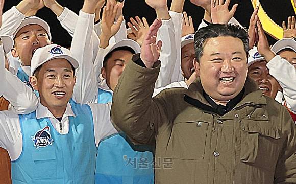 북한 “정찰위성 성공적 발사…궤도에 정확히 진입” - 북한은 22일 전날 밤 발사한 군사정찰위성 1호기 ‘만리경-1호’의 발사가 성공적으로 이뤄졌다고 밝혔다.  조선중앙통신은 이날 “국가항공우주기술총국은 2023년 11월 21일 22시 42분 28초에 평안북도 철산군 서해위성발사장에서 정찰위성 ‘만리경-1호’를 신형위성운반로켓 ‘천리마-1형’에 탑재해 성공적으로 발사했다”고 보도했다. 관계자들과 자리를 함께 한 김정은.2023.11.22. 평양 조선중앙통신