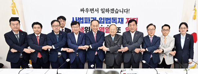 국민의힘 추경호 원내대표(왼쪽 다섯번째) 등 지도부가 29일 오후 서울 여의도 국회에서 노동조합법 2·3조 개정안(노란봉투법)과 관련해 손경식 한국경영자총협회 회장(왼쪽 여섯번째) 등 경제6단체 대표자들과 간담회에 앞서 기념사진을 촬영하고 있다. 연합뉴스