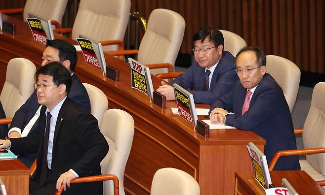 국민의힘 추경호 원내대표(오른쪽)와 원내지도부가 29일 오전 국회 본회의에서 '방송 4법'인 한국교육방송공사법 개정안과 관련해 같은 당 김용태 의원이 무제한토론을 시작하자 자리를 지키고 있다. ⓒ연합뉴스