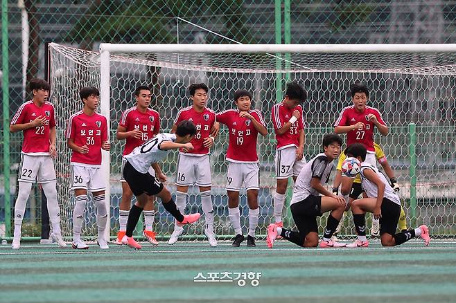 경기 평택JFC 이건희가 29일 충북 제천축구센터 제1구장에서 열린 57회 대통령금배 고등 U17 유스컵 4강 서울보인고와 경기 평택JFC의 경기에서 프리킥을 차고 있다. 조태형 기자