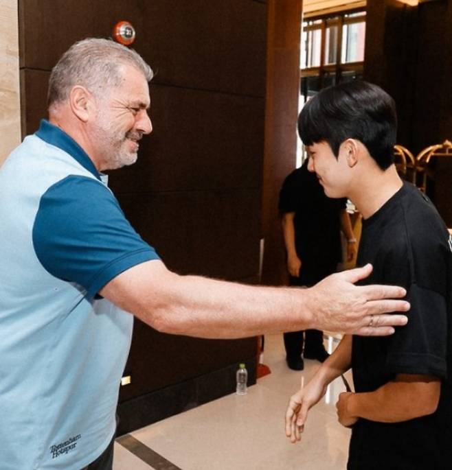 ▲ 토트넘은 공식 홈페이지를 통해 양민혁의 입단 소감을 전했다. 양민혁은 “이렇게 큰 팀에 오게 되어 영광이다. 토트넘에서 합류하게 된 만큼 더 좋은 모습을 보여드릴 수 있도록 하겠다. 나의 플레이 스타일은 매우 저돌적이다. 일대일 능력과 빠른 스피드를 가졌다. 마무리 능력도 좋다. 해외 팀으로 이적할 때는 적응 문제가 있지만, 손흥민이 있기에 한국인이 적응하기 쉬울 것이라 판단했다”라고 밝혔다. ⓒ토트넘