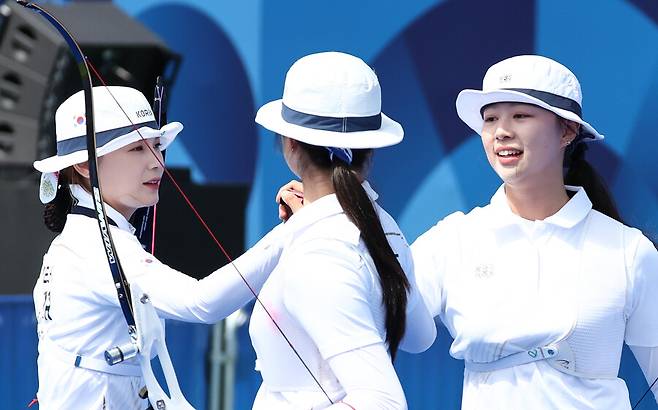 ▲ 한국의 전훈영(인천광역시청)과 남수현(순천시청), 임시현(한국체육대학교)은 29일(한국시간) 프링스 파리 레쟁발리드 양궁 경기장에서 열린 2024 파리올림픽 양궁 여자단체 결승에서 중국의 리지아만, 양사오레이, 안취쉬안과 4-4(56-53, 55-54, 51-54, 53-55)로 비긴 뒤, 슛오프에서 승리를 거두며 금메달을 획득했다.  ⓒ연합뉴스