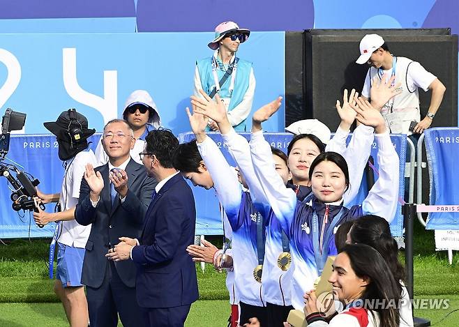 (서울=연합뉴스) 정의선 현대차그룹 회장이 28일(현지시간) 프랑스 파리에서 열린 2024 파리 올림픽에서 양궁 여자 단체전 경기 금메달 시상 후 박수치고 있다. 2024.7.29 [대한양궁협회 제공. 재판매 및 DB 금지] photo@yna.co.kr