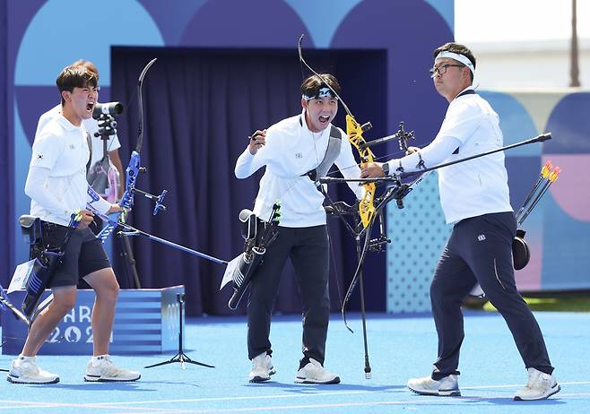 이우석(코오롱)과 김제덕(예천군청), 김우진(청주시청)으로 구성된 대한민국 남자 양궁대표팀이 29일 프랑스 파리 레쟁발리드에서 열린 2024 파리 하계올림픽 양궁 남자 단체전 4강 중국과의 경기에서 세트 스코어 5-1(54-54 57-54 56-53)로 이겼다. 이 종목 올림픽 3회 연속 금메달에 1승만을 남겨뒀다. 사진 연합뉴스