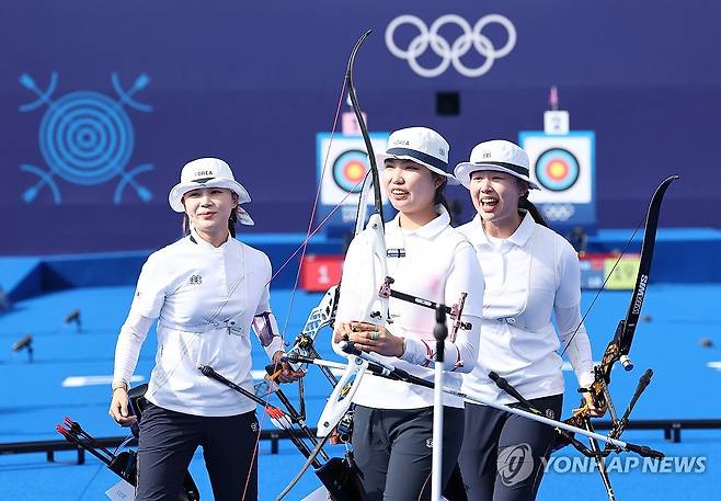 한국 양궁 여자단체전, 올림픽 10회 연속 우승 달성 (파리=연합뉴스) 김인철 기자 = 28일(현지시간) 프랑스 파리 레쟁발리드에 마련된 양궁 경기장에서 열린 2024 파리올림픽 양궁 여자단체전 중국과의 결승전에서 우승을 차지한 대표팀 선수들이 기뻐하고 있다.
    한국은 1988년 서울올림픽을 시작으로 1992년 바르셀로나, 1996년 애틀란타, 2000년 시드니, 2004년 그리스, 2008년 베이징, 2012년 런던, 2016년 리우, 2021년 도쿄 그리고 2024년 파리올림픽 우승까지 10회 연속 우승을 달성했다. 2024.7.29 yatoya@yna.co.kr