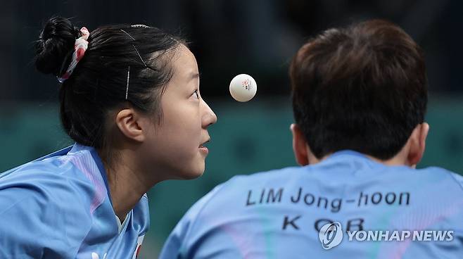 혼합복식 16강 경기 치르는 임종훈-신유빈 (파리=연합뉴스) 김인철 기자 = 27일(현지시간) 프랑스 파리 사우스 파리 아레나4에서 열린 2024 파리올림픽 탁구 혼합복식 16강전에서 한국 임종훈-신유빈이 독일 당치우-니나 미텔함 조를 상대하고 있다. 2024.7.28 yatoya@yna.co.kr