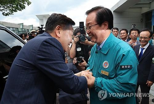 김관영 전북도지사 맞는 유희태 완주군수    (완주=연합뉴스) 나보배 기자 = 전북 완주군과 전주시의 지역 간 통합을 추진 중인 김관영 전북도지사(왼쪽)가 지난 26일 군민과의 대화를 위해 완주군청을 방문해 유희태 완주군수와 밝게 인사하고 있다. 2024.7.26 [연합뉴스 자료사진]