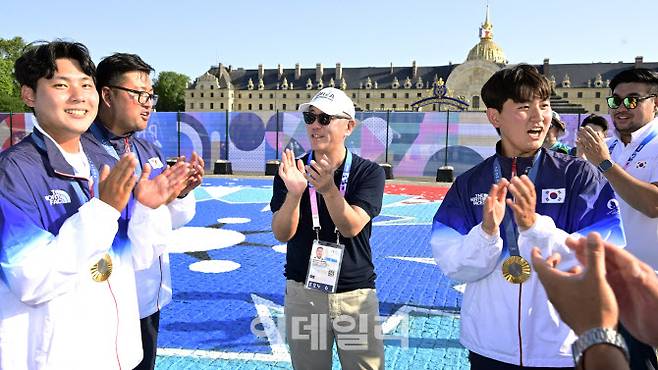 정의선(가운데)현대차그룹 회장이 지난 29일(현지시간) ‘2024 파리올림픽’ 남자양궁 단체전에서 금메달을 딴 한국 남자 양궁 대표팀(김우진·이우석·김제덕)과 우승을 축하하고 있다.(사진=대한양궁협회)