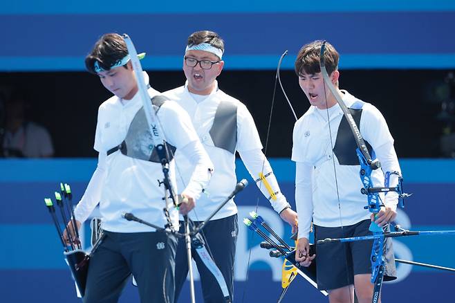 이우석의 뒤에서 기합을 외치는 한국 남자 양궁 대표팀 김우진(좌)-김제덕