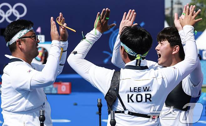 대한민국 양궁대표팀 김우진, 김제덕, 이우석이 29일(한국시간) 프랑스 파리 앵발리드에서 열린 2024 파리올림픽 양궁 남자 단체전에서 금메달을 획득했다. 2024.7.29/뉴스1 ⓒ News1 박정호 기자