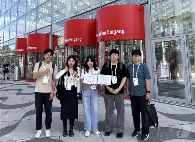 KAIST 연구팀인 항공우주공학과 나형호 박사과정(왼쪽부터), 산업및시스템공학과 권도윤 석사과정, 강미나 석사과정, 이광현 석사과정, 나병후 박사과정이 기념촬영을 하고 있다.(KAIST 제공)/뉴스1