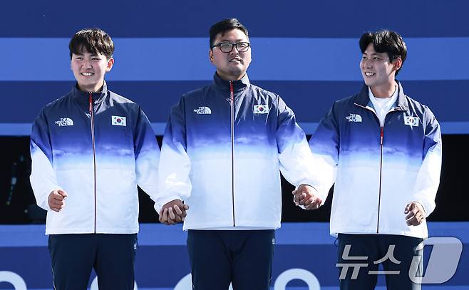 대한민국 양궁대표팀 김우진, 김제덕, 이우석이 30일(한국시간) 프랑스 파리 앵발리드에서 열린 2024 파리올림픽 양궁 남자 단체전 결승 시상식에서 시상대로 오르고 있다. 2024.7.30/뉴스1 ⓒ News1 박정호 기자