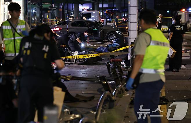 2일 새벽 13명의 사상자가 발생한 서울 시청역 교차로 교통사고 현장에서 과학수사대원들이 현장감식을 하고 있다. 2024.7.2/뉴스1 ⓒ News1 구윤성 기자