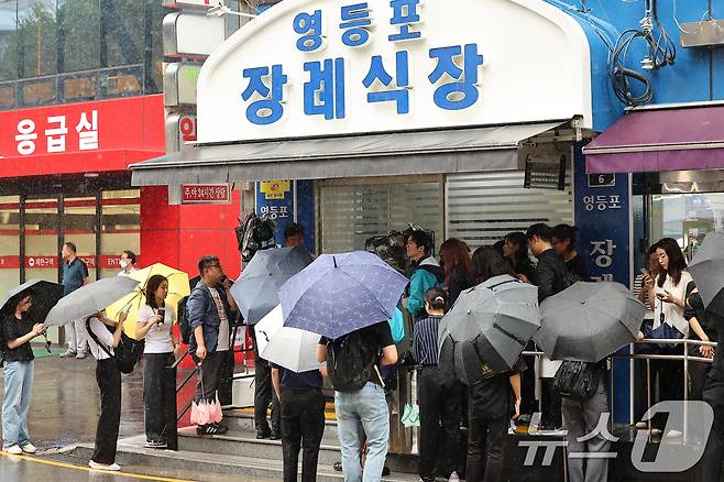 2일 오전 13명의 사상자를 낸 ‘시청역 대형 교통사고’ 희생자들이 안치된 서울 영등포구 영등포병원 장례식장 앞으로 취재진들이 대기하고 있다. 2024.7.2/뉴스1 ⓒ News1 김진환 기자