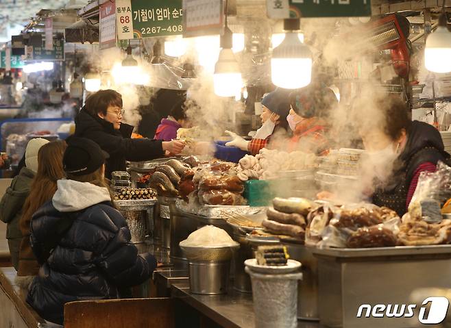 서울 종로구 광장시장에서 영업 중인 상인들의 모습. 2023.1.19/뉴스1 ⓒ News1 신웅수 기자