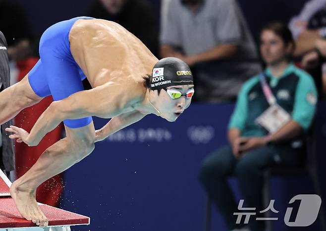 대한민국 수영대표팀 김우민이 28일(한국시간) 프랑스 파리 라데팡스에서 열린 남자 400M 자유형 결승 경기에서 역영하고 있다. 2024.7.28/뉴스1 ⓒ News1 이동해 기자