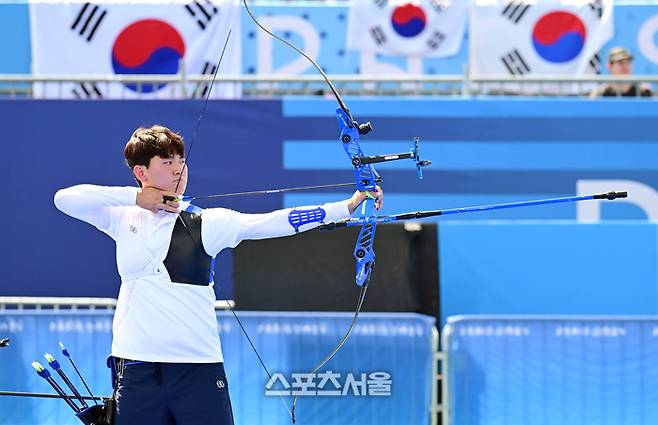 남자 양궁 대표팀의 김제덕이 29일(한국시간) 프랑스 파리 앵발리드에서 열린 2024 파리올림픽 양궁 남자 리커브 단체 중국과의 준결승전에서 힘차게 화살을 쏘고 있다. 남자 양궁 대표팀은 중국을 꺾고 결승에 진출했다. 2024. 7. 29.  파리 | 박진업 기자 upandup@sportsseoul.com