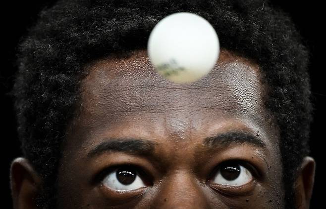 세네갈 탁구 선수 이브라힘 디아오가 29일 프랑스 파리 아레나 파리 쉬드에서 열린 단식 경기에서 공을 바라보고 있다. 로이터연합뉴스