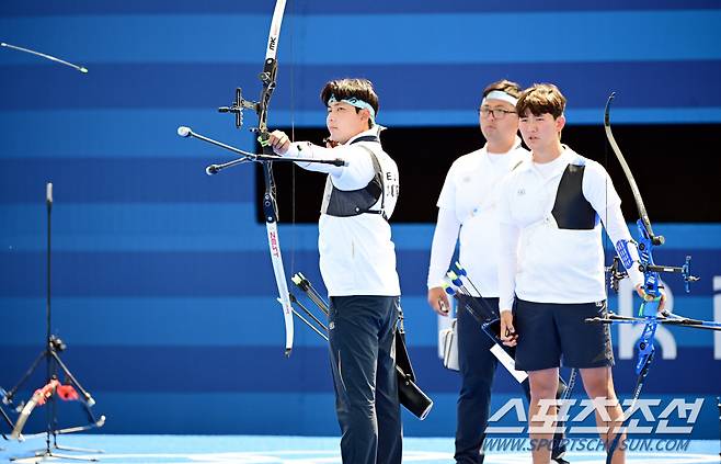 남자 양궁 대표팀(김우진, 이우석, 김제덕)이 29일(한국시각) 프랑스 파리 앵발리드에서 열린 2024 파리올림픽 양궁 남자 리커브 단체 일본과의 8강전에서 승리했다. 이우석이 활을 쏘고 있다. 파리(프랑스)=정재근 기자 cjg@sportschosun.com/2024.7.29/