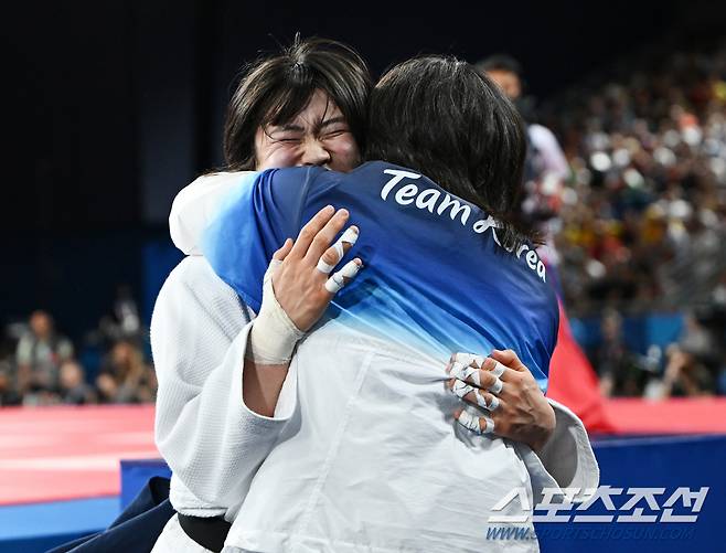 허미미가 29일(한국시각) 파리 샹드마르스 아레나에서 열린 여자유도 57㎏ 4전에서 브라질 하파엘라 실바와 대결해 승리했다. 결승에 진출한 허미미가 김미정 감독과 감격의 포옹을 하고 있다. 파리(프랑스)=정재근 기자 cjg@sportschosun.com/2024.7.29/