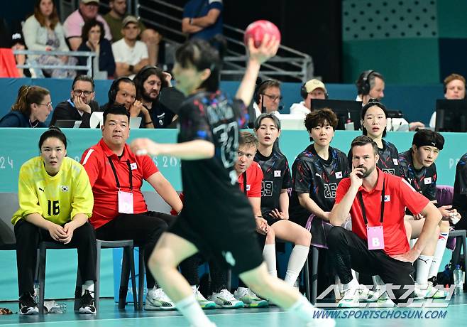 28일 (한국시각) 프랑스 파리 사우스 파리 아레나 6에서 열린 '2024 파리올림픽' 여자핸드볼 조별예선 대한민국과 슬로베니아의 경기. 후반 한국 헨리크 시그넬 감독이 선수들의 플레이를 지켜보고 있다. 파리(프랑스)=정재근 기자 cjg@sportschosun.com/2024.7.28/