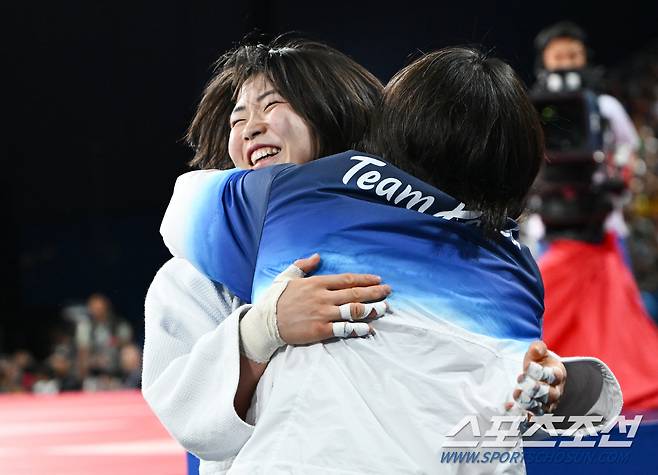 허미미가 29일(한국시각) 파리 샹드마르스 아레나에서 열린 여자유도 57㎏ 4전에서 브라질 하파엘라 실바와 대결해 승리했다. 결승에 진출한 허미미가 김미정 감독과 감격의 포옹을 하고 있다. 파리(프랑스)=정재근 기자 cjg@sportschosun.com/2024.7.29/