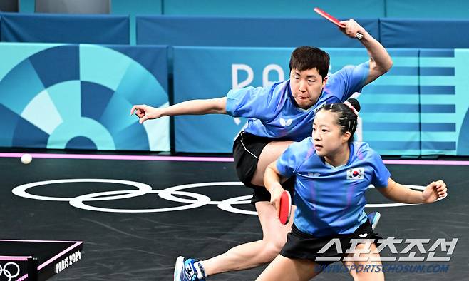 28일 (한국시각) 프랑스 파리 사우스 파리 아레나 4에서 열린 '2024 파리올림픽' 탁구 혼성 복식 8강전에 출전한 임종훈과 신유빈. 파리(프랑스)=정재근 기자 cjg@sportschosun.com/2024.7.28/