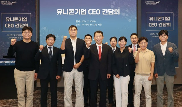 한국거래소는 30일 서울 서초구 JW메리어트 호텔 서울에서 유니콘 기업 6곳의 CEO를 대상으로 간담회를 열었다고 밝혔다. 왼쪽부터 이승건 비바리퍼블리카 대표, 이주완 메가존클라우드 대표, 마국성 아이지에이웍스 대표, 정은보 한국거래소 이사장, 김슬아 컬리 대표, 박준모 무신사 대표, 안성우 직방 대표. /한국거래소