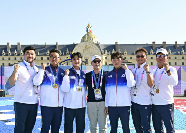 대한민국 남자 양궁 국가대표(김우진·이우석·김제덕) 및 코칭스태프와 현대차그룹 정의선 회장(왼쪽 넷째)이 지난 29일(현지시간) 파리 대회 남자양궁 단체전 우승 직후 기념촬영을 하고 있다. (사진=대한양궁협회)