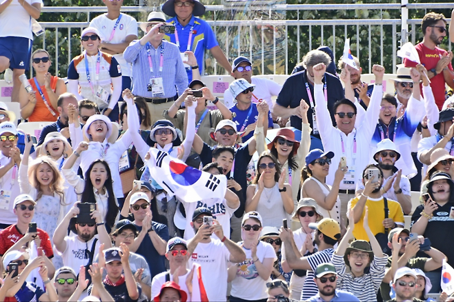 대한민국 여자 양궁 국가대표(임시현·남수현·전훈영)와 정의선 현대차그룹 회장, 대한양궁협회 임직원이 지난 29일(현지시간) 프랑스 파리올립픽 남자 양궁 단체전 도중 만세를 하며 선수들을 응원하고 있다.(사진제공=대한양궁협회)