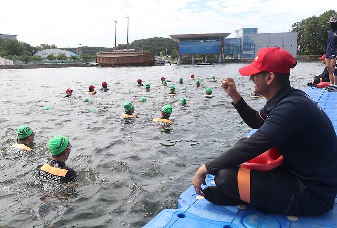 지난 22일 경남 창원시 해군사관학교 앞바다에서 해군사관생도들이 해상생존능력 향상을 위한 전투수영훈련 중 외국인 수탁생도 조교가 화이팅을 외치고 있다./김동환 기자