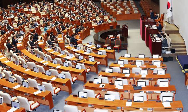 29일 오전 서울 여의도 국회에서 열린 본회의에서 방송4법 중 하나인 방송문화진흥회법(방문진법)이 재석 187인 중 찬성 187표로 통과되고 있는 가운데 국민의힘 의원들의 자리가 비어 있다. /뉴스1