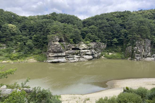 한탄강은 화산강의 특징을 잘 보여준다.