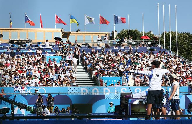 한국 양궁 국가대표 김제덕이 29일(현지시각) 프랑스 파리 레쟁발리드 양궁 경기장에서 열린 2024 파리올림픽 양궁 남자 단체 결승전 한국과 프랑스의 경기에서 과녁을 향해 활을 쏘고 있다. 파리/연합뉴스