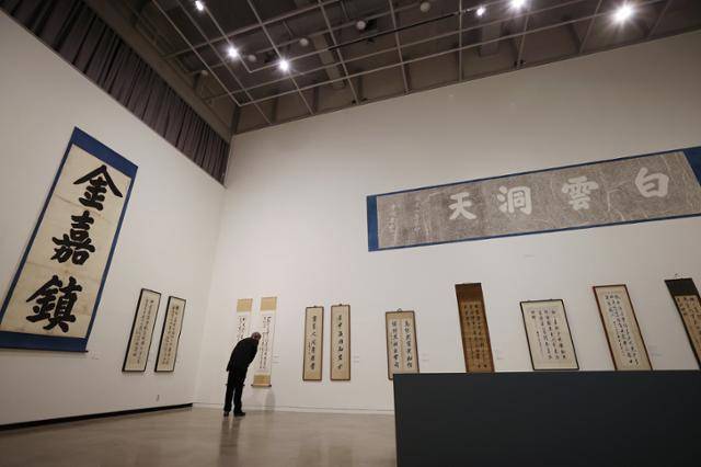 23일 개막한 서울 서초구 예술의전당 서울서예박물관에서 열린 동농 김가진 서예전 '백운서경' 전시장 전경. 기자간담회에서 유홍준 전 문화재청장이 전시를 둘러보고 있다. 이 전시는 9월 19일까지 열린다. 연합뉴스