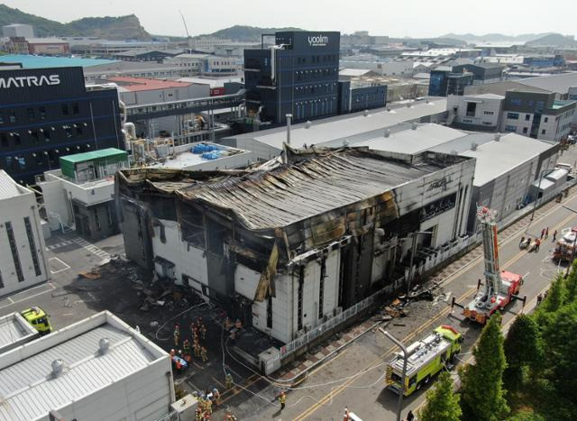 지난달 24일 경기 화성시에 위치한 일차전지 제조 공장 아리셀에서 화재가 발생, 소방대원들이 화재진압을 하고 있다. 뉴스1