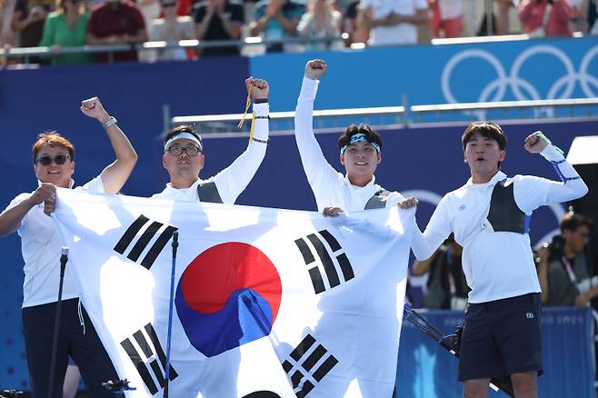 <yonhap photo-0151=""> 환호하는 남자 양궁 대표팀 (파리=연합뉴스) 신준희 기자 = 29일(현지시간) 프랑스 파리 레쟁발리드 양궁 경기장에서 열린 2024 파리올림픽 양궁 남자 단체 결승전 한국과 프랑스의 경기. 금메달을 차지한 한국 대표팀 선수들이 태극기를 들고 세리머니를 하고 있다. 2024.7.30 hama@yna.co.kr/2024-07-30 00:32:39/ <저작권자 ⓒ 1980-2024 ㈜연합뉴스. 무단 전재 재배포 금지, AI 학습 및 활용 금지></yonhap>