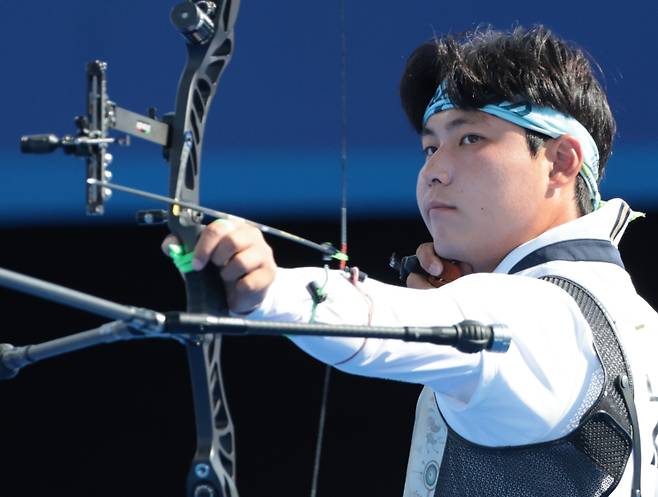 <yonhap photo-0508=""> 이우석, 금메달 과녁 정조준 (파리=연합뉴스) 김인철 기자 = 이우석이 29일(현지시간) 프랑스 파리 레쟁발리드 양궁 경기장에서 열린 2024 파리올림픽 양궁 남자 단체 결승전 한국과 프랑스의 경기에서 과녁을 조준하고 있다. 2024.7.30 yatoya@yna.co.kr/2024-07-30 01:34:12/ <저작권자 ⓒ 1980-2024 ㈜연합뉴스. 무단 전재 재배포 금지, AI 학습 및 활용 금지></yonhap>