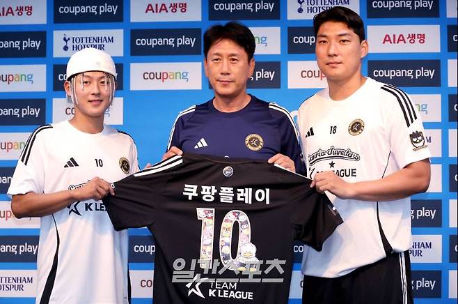 K리그 올스타로 이뤄진 팀K리그 이승우, 박태하 감독, 주민규가 잉글랜드 프로축구 프리미어리그(EPL) 토트넘 홋스퍼와 2024쿠팡플레이시리즈 1차전 경기를 앞두고 30일 오후 서울 마포구 서울월드컵경기장에서 기자회견을 가졌다. 기자회견을 마친 세 명이 유니폼을 들고 함께 포즈를 취하고 있다. 상암=김민규 기자 mgkim1@edaily.co.kr /2024.07.30/